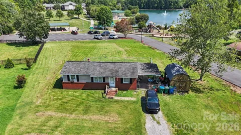 907 Lakeview Drive