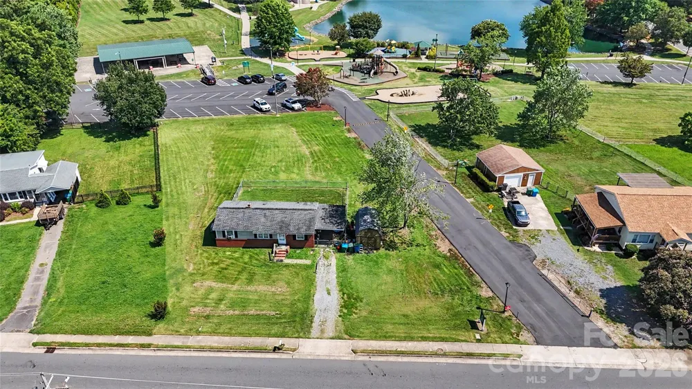 907 Lakeview Drive Pineville, NC 28134