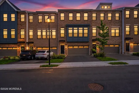 16 Valiant Court