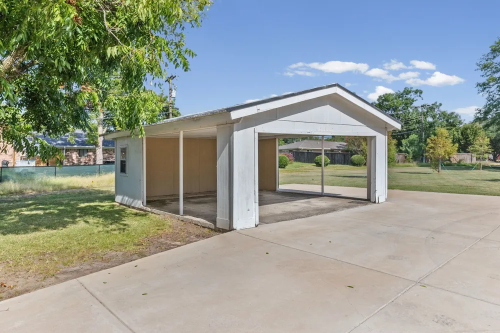 112 Royal Lane Commerce, TX 75428