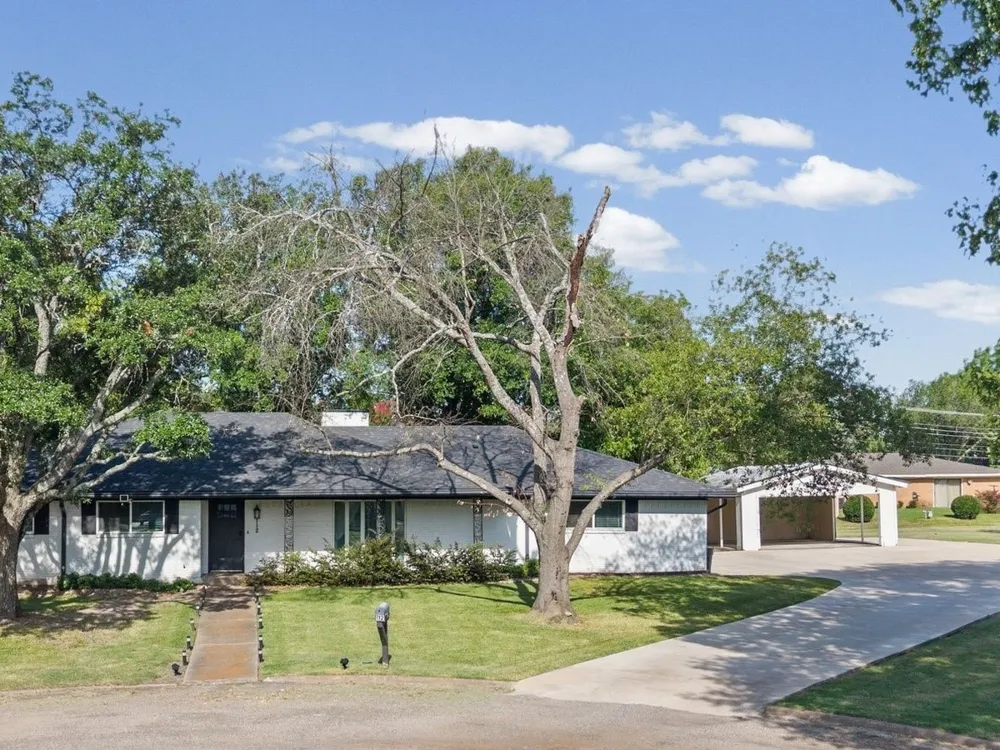 112 Royal Lane Commerce, TX 75428