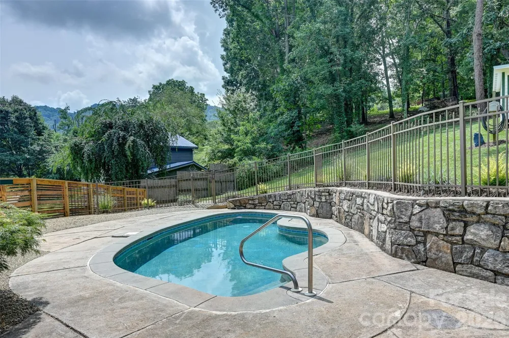 1110 Queentown Road Canton, NC 28716