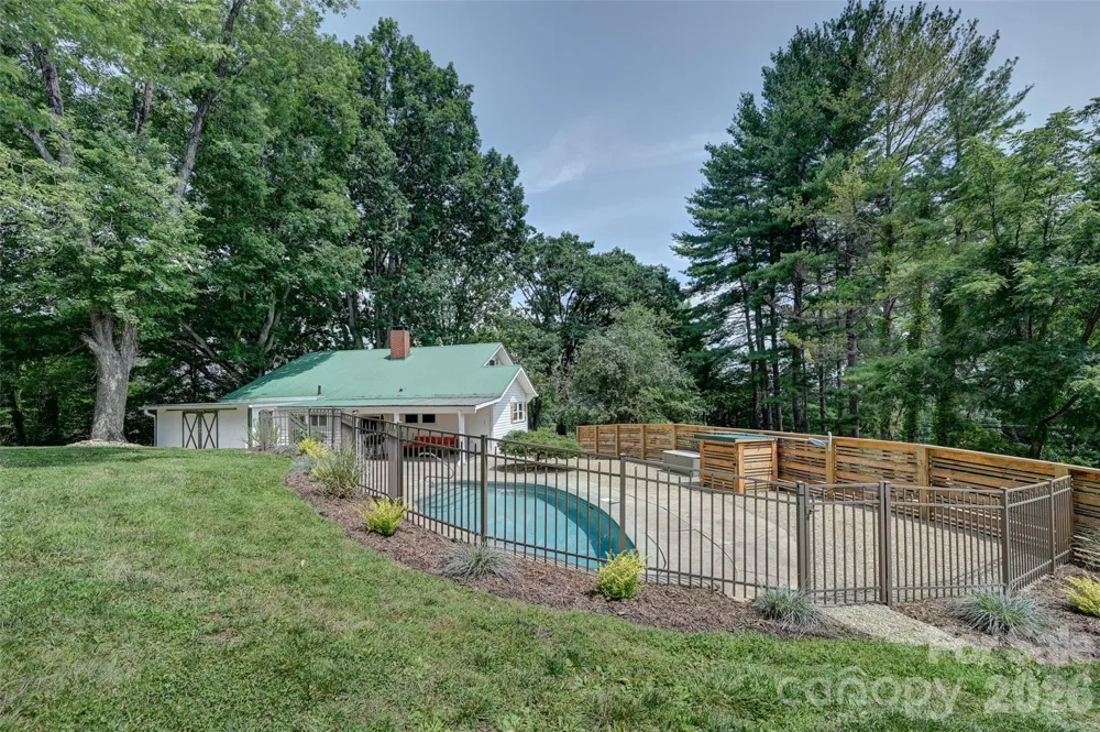 1110 Queentown Road Canton, NC 28716