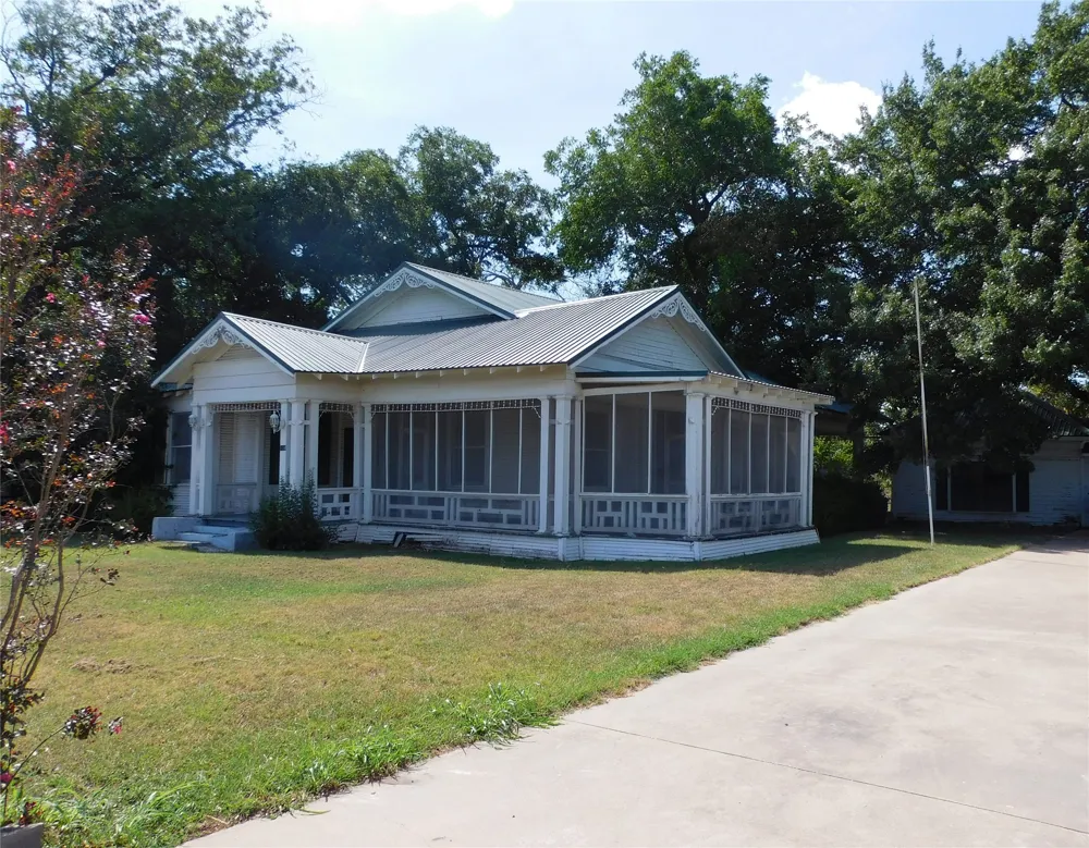 106 1st Street W Dawson, TX 76639