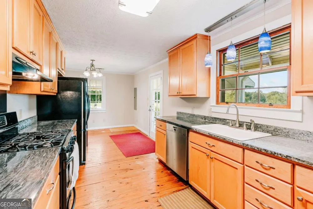 6 Burt RD Carlton, GA 30627