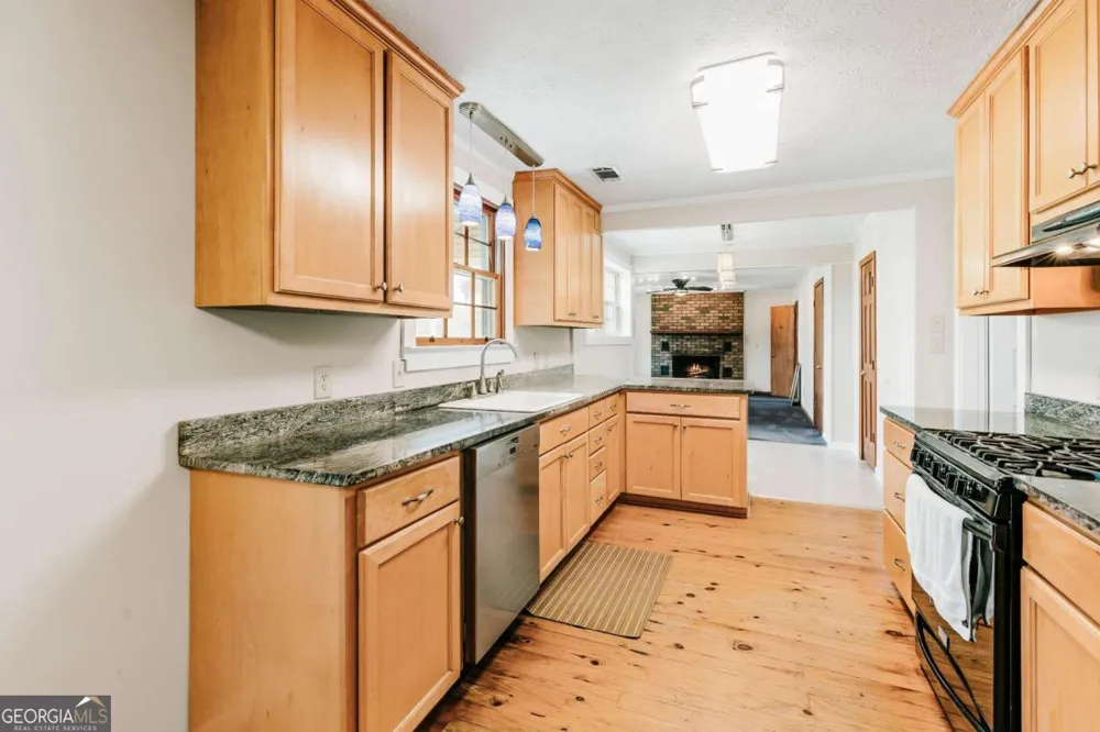6 Burt RD Carlton, GA 30627