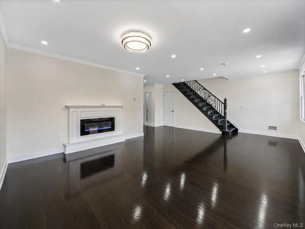 8341 Little Neck Parkway Glen Oaks, NY 11004