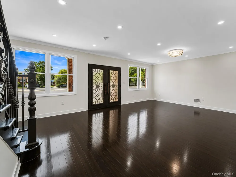8341 Little Neck Parkway Glen Oaks, NY 11004