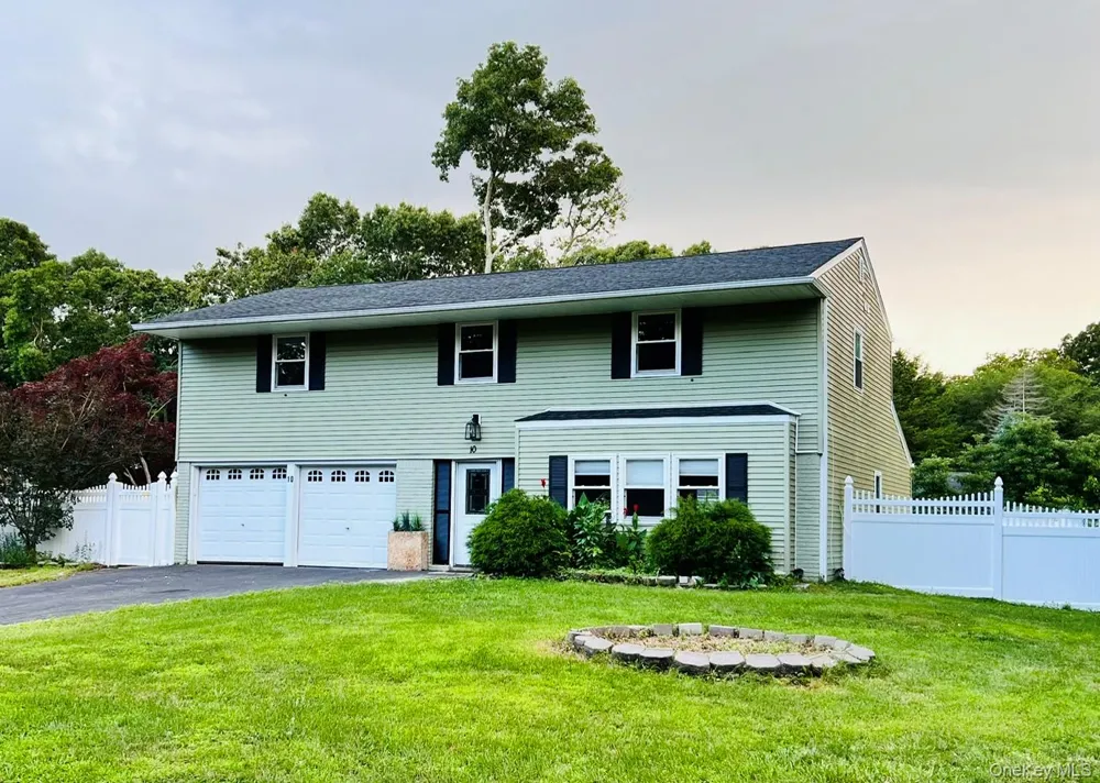 10 Summercress Lane Coram, NY 11727