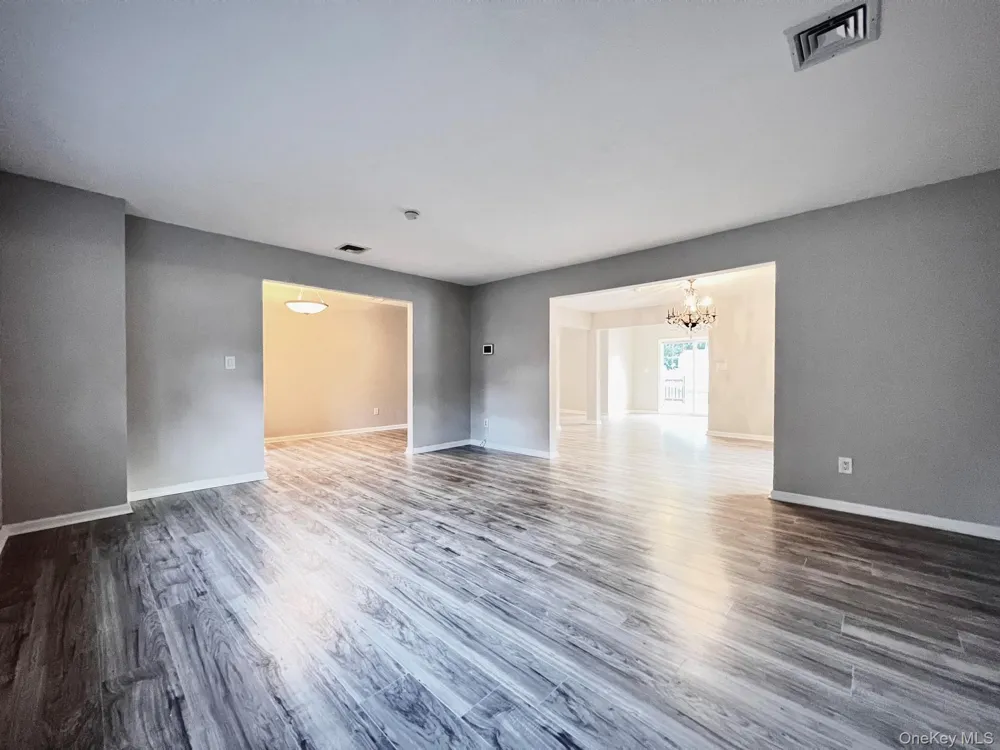10 Summercress Lane Coram, NY 11727