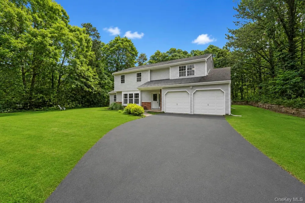 11 Bates Lane Ridge, NY 11961