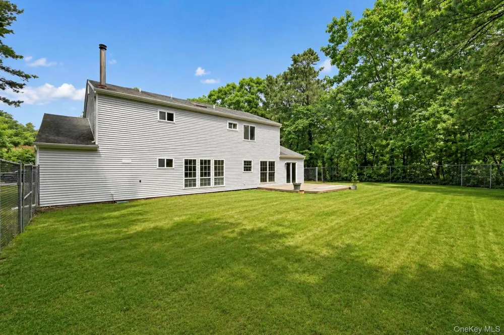 11 Bates Lane Ridge, NY 11961