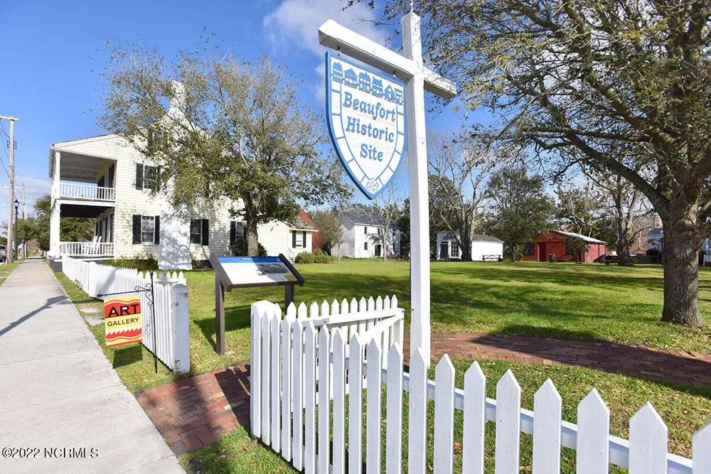 212 Broad Street Beaufort, NC 28516