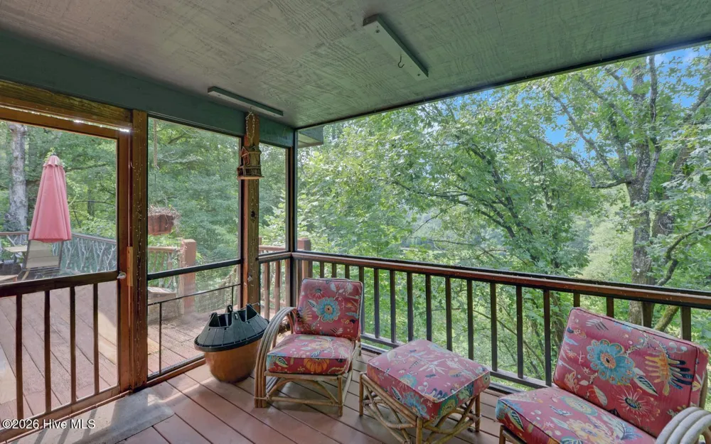 475 Rivercane Road Brasstown, NC 28902