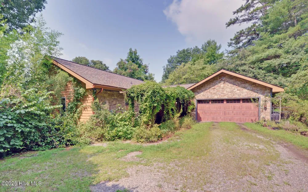 475 Rivercane Road Brasstown, NC 28902