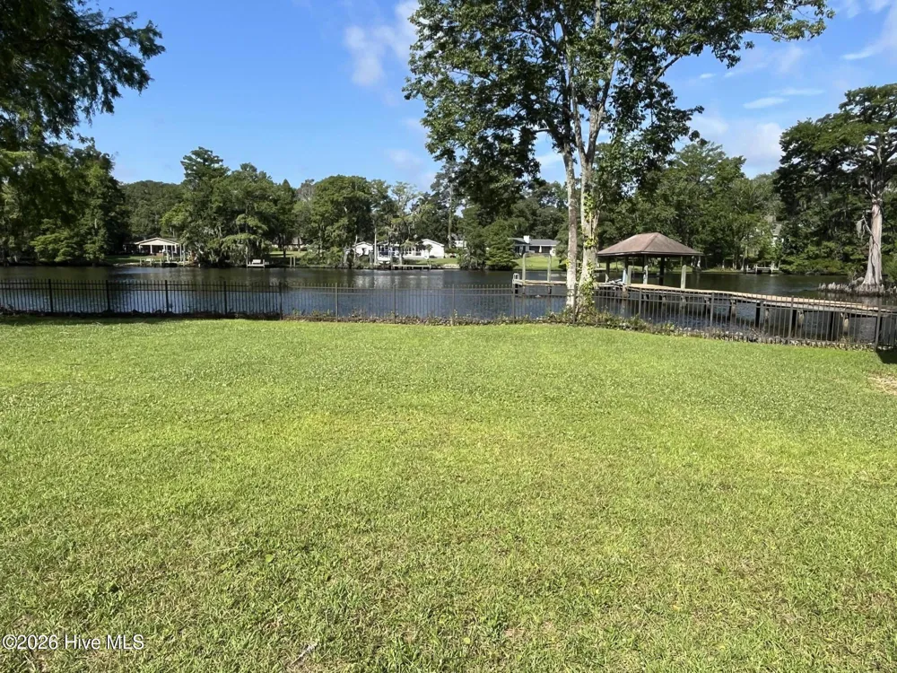 609 Creekwood Drive Trent Woods, NC 28562