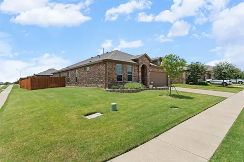 1216 Larkspur Lane