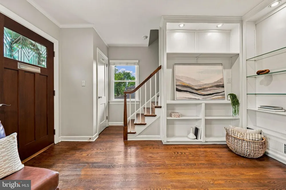 8 E MASONIC VIEW AVENUE Alexandria, VA 22301