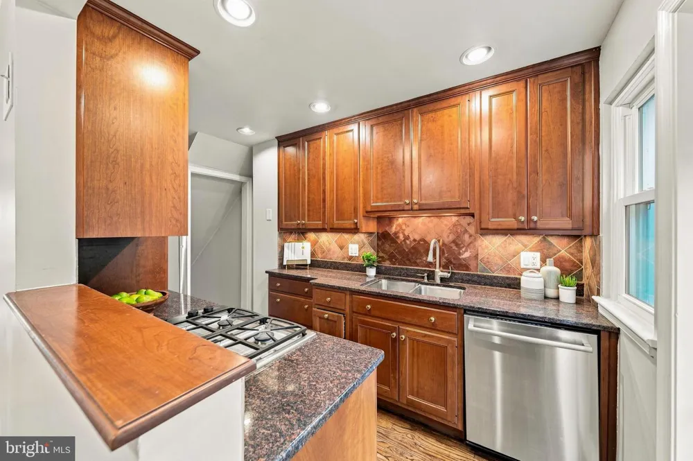 8 E MASONIC VIEW AVENUE Alexandria, VA 22301