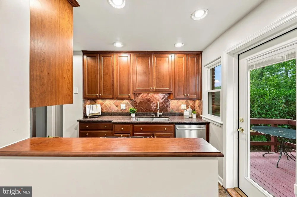 8 E MASONIC VIEW AVENUE Alexandria, VA 22301