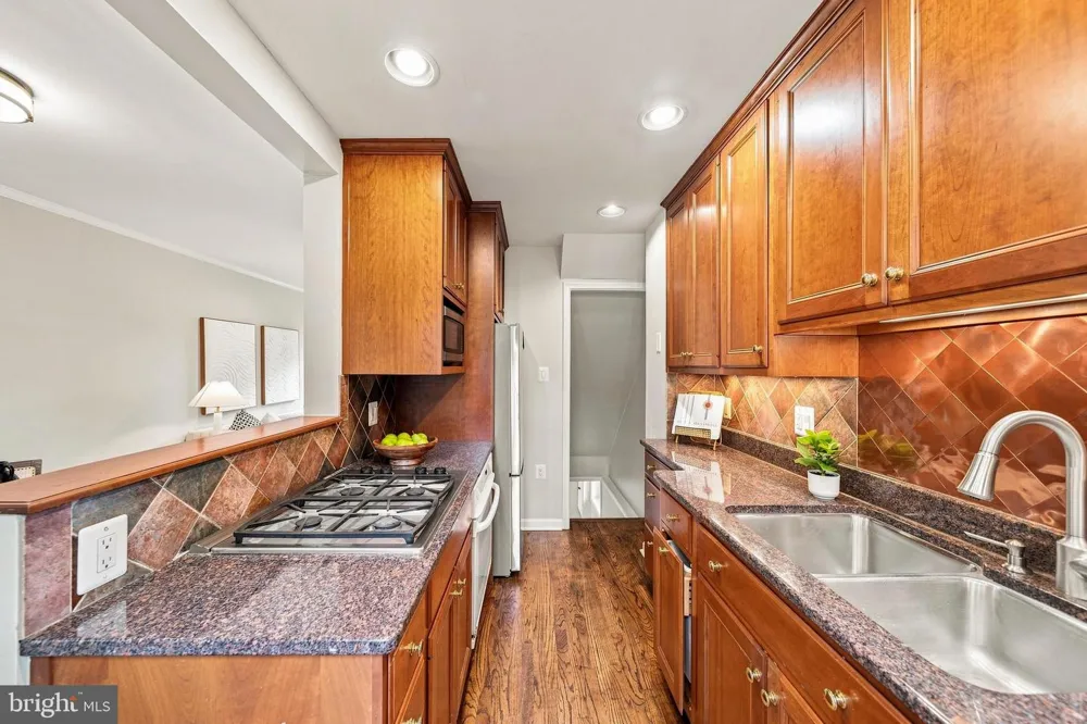 8 E MASONIC VIEW AVENUE Alexandria, VA 22301