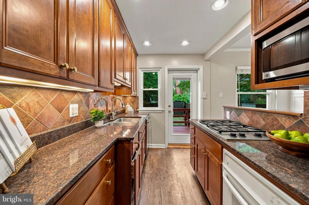 8 E MASONIC VIEW AVENUE Alexandria, VA 22301