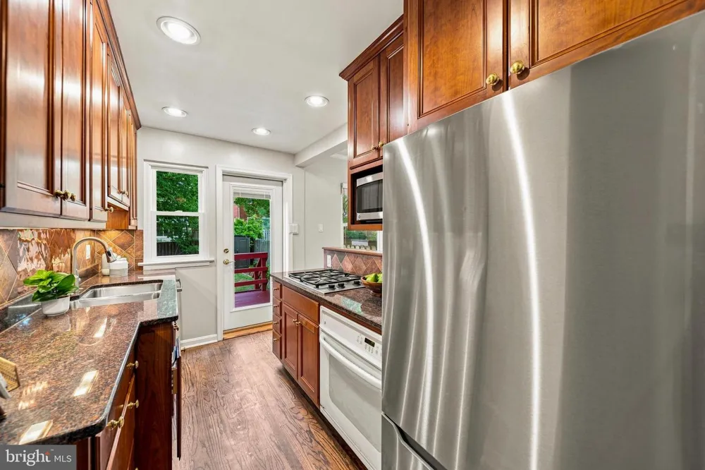 8 E MASONIC VIEW AVENUE Alexandria, VA 22301