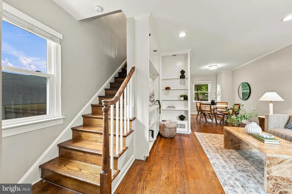 8 E MASONIC VIEW AVENUE Alexandria, VA 22301