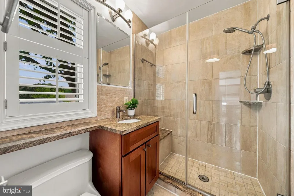 8 E MASONIC VIEW AVENUE Alexandria, VA 22301