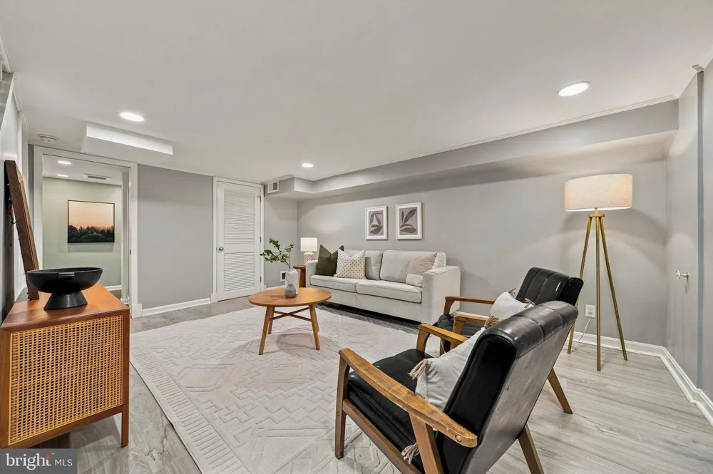 8 E MASONIC VIEW AVENUE Alexandria, VA 22301
