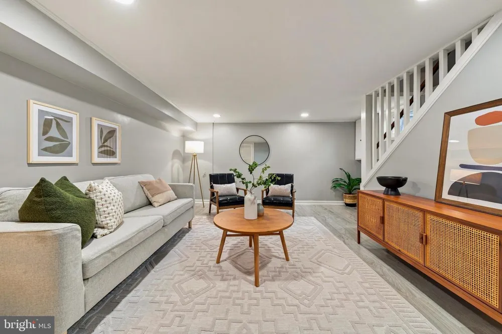 8 E MASONIC VIEW AVENUE Alexandria, VA 22301
