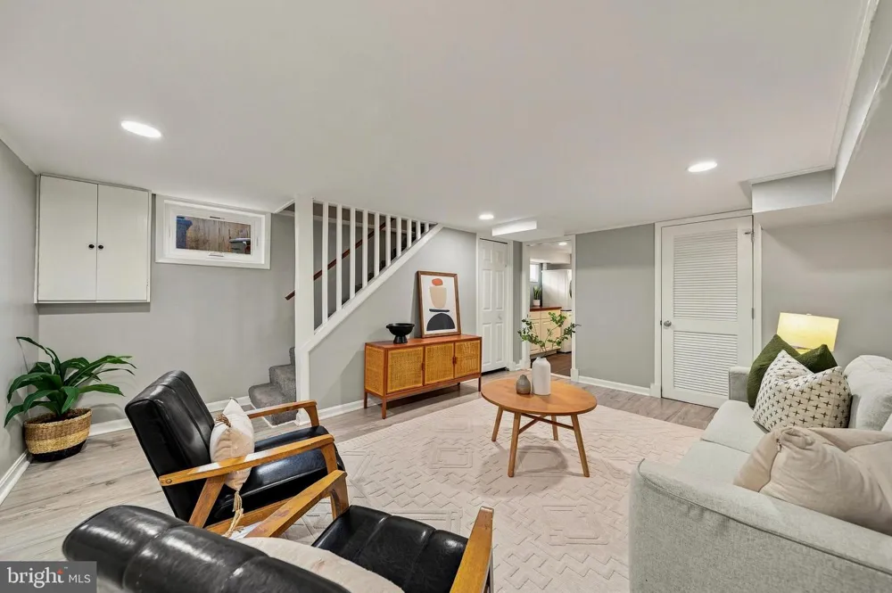 8 E MASONIC VIEW AVENUE Alexandria, VA 22301