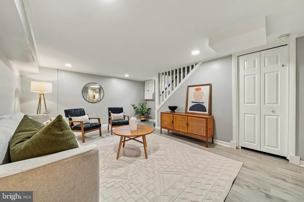 8 E MASONIC VIEW AVENUE Alexandria, VA 22301
