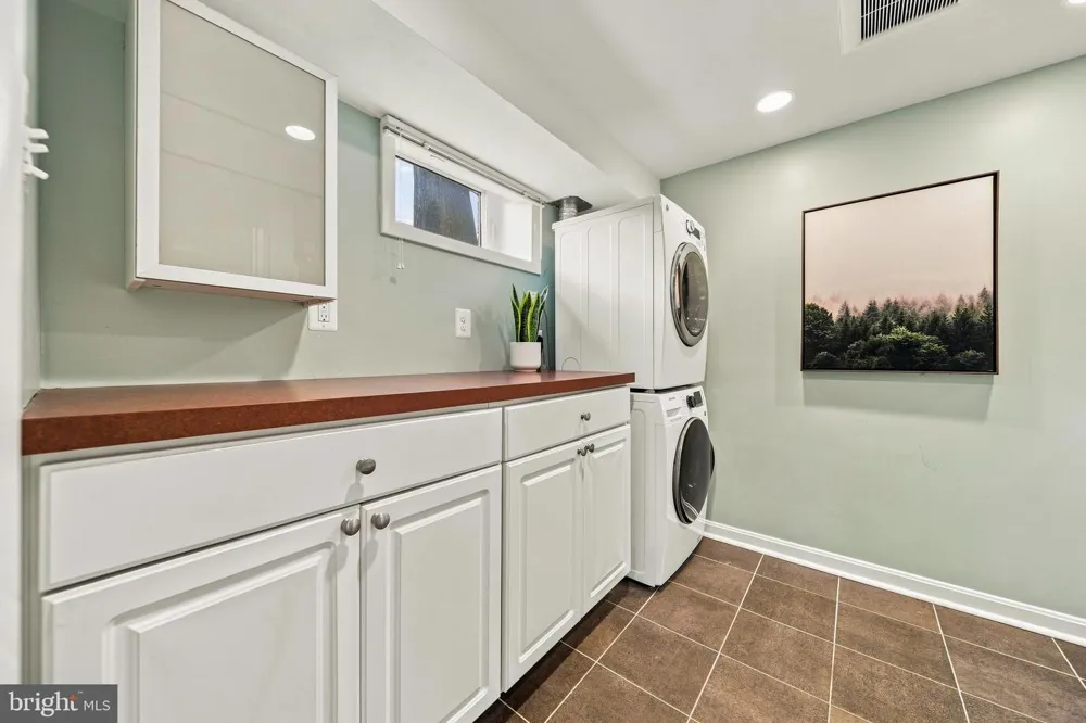 8 E MASONIC VIEW AVENUE Alexandria, VA 22301