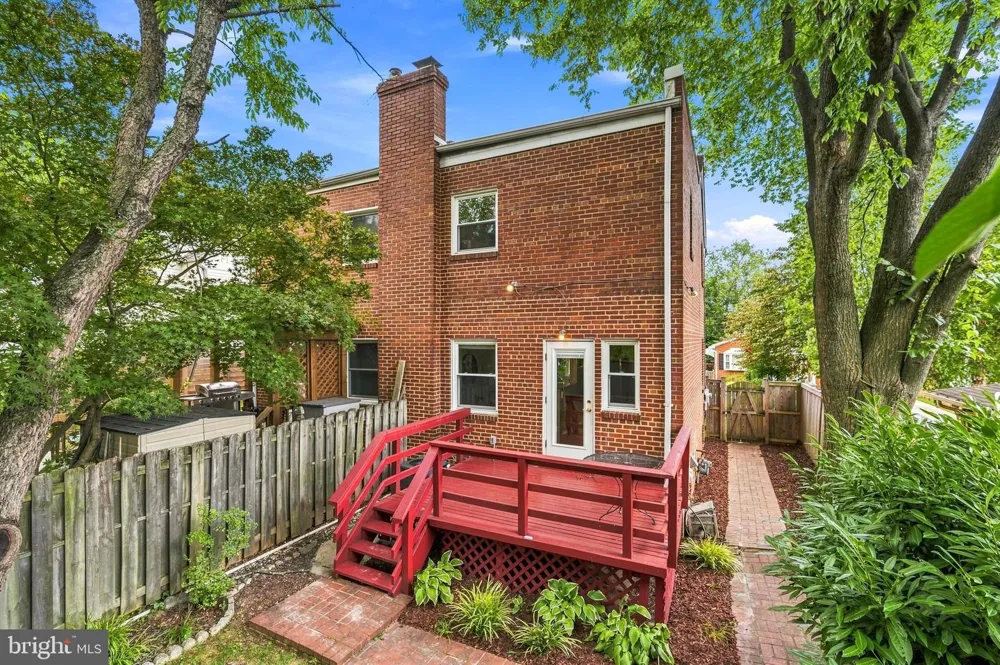 8 E MASONIC VIEW AVENUE Alexandria, VA 22301