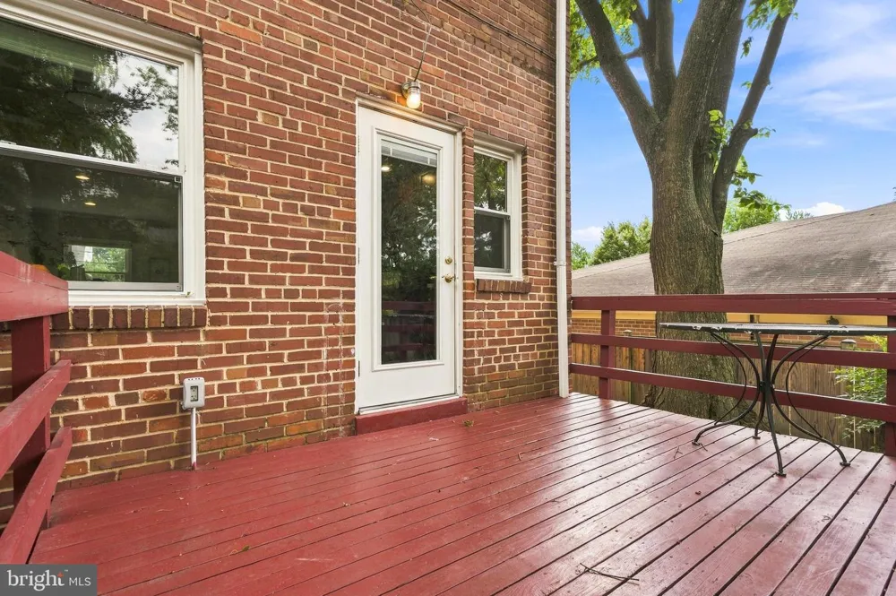 8 E MASONIC VIEW AVENUE Alexandria, VA 22301