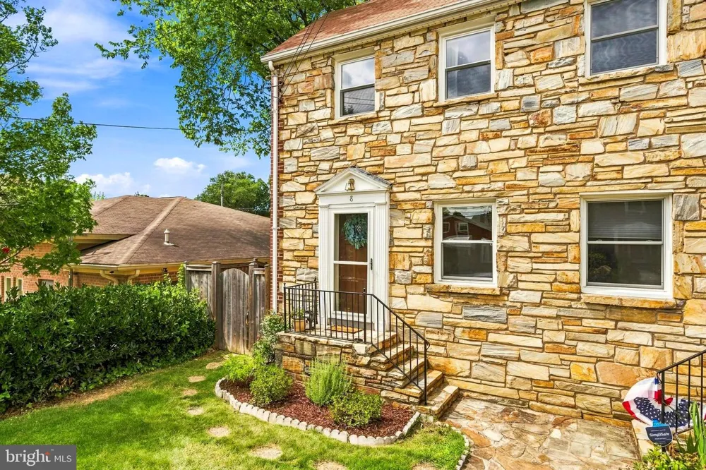 8 E MASONIC VIEW AVENUE Alexandria, VA 22301