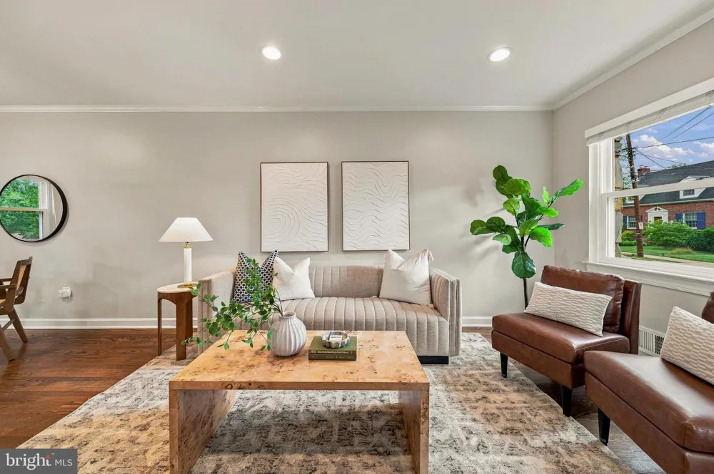 8 E MASONIC VIEW AVENUE Alexandria, VA 22301