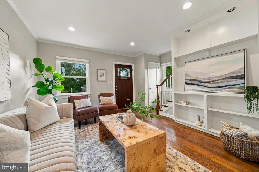 8 E MASONIC VIEW AVENUE Alexandria, VA 22301