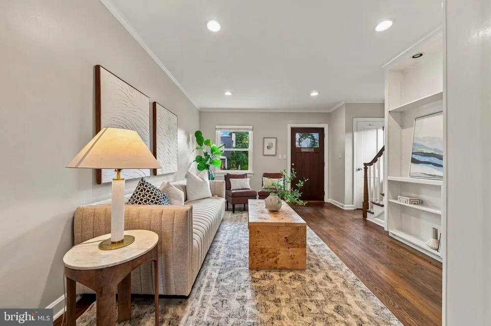 8 E MASONIC VIEW AVENUE Alexandria, VA 22301