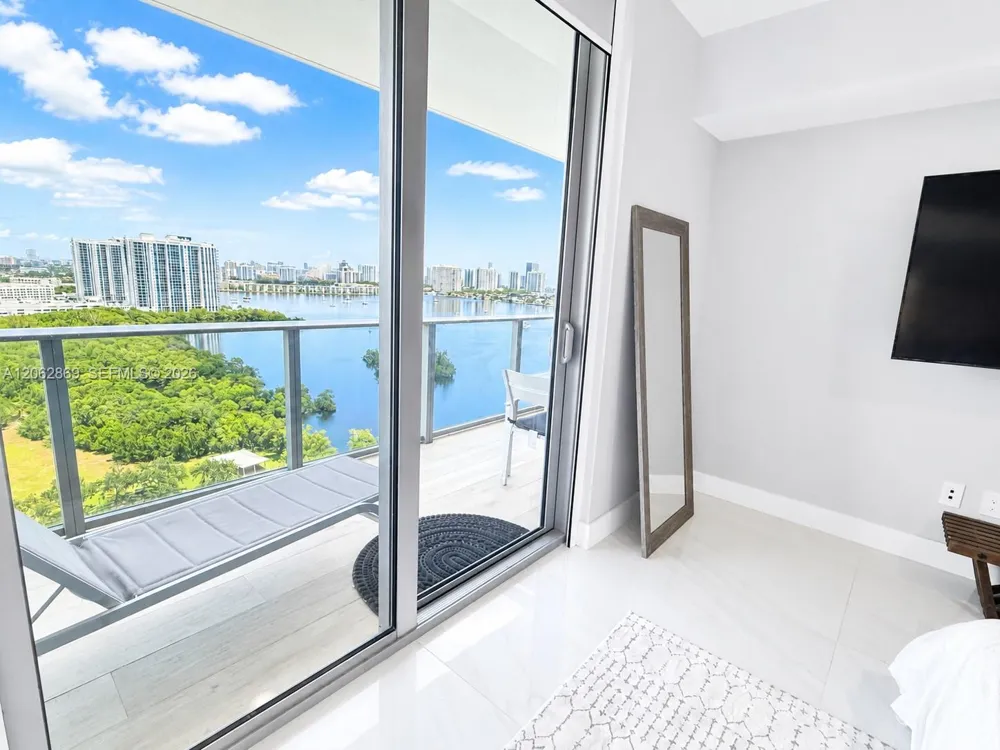 16385 Biscayne Blvd #2007 North Miami Beach, FL 33160