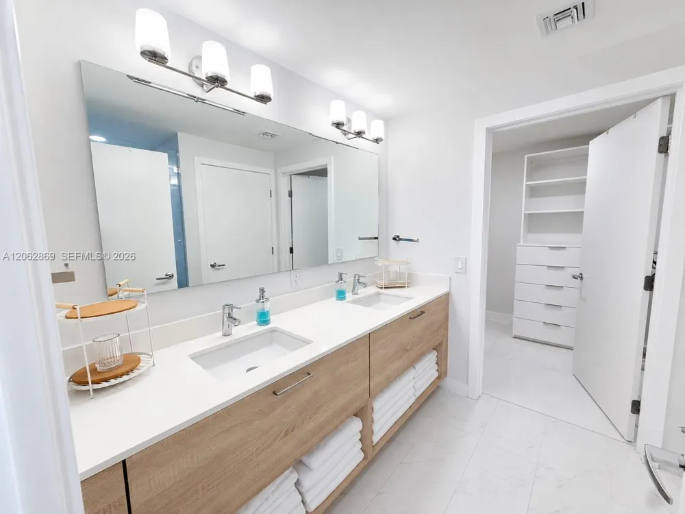 16385 Biscayne Blvd #2007 North Miami Beach, FL 33160