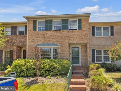 8247 CLIFTON FARM COURT