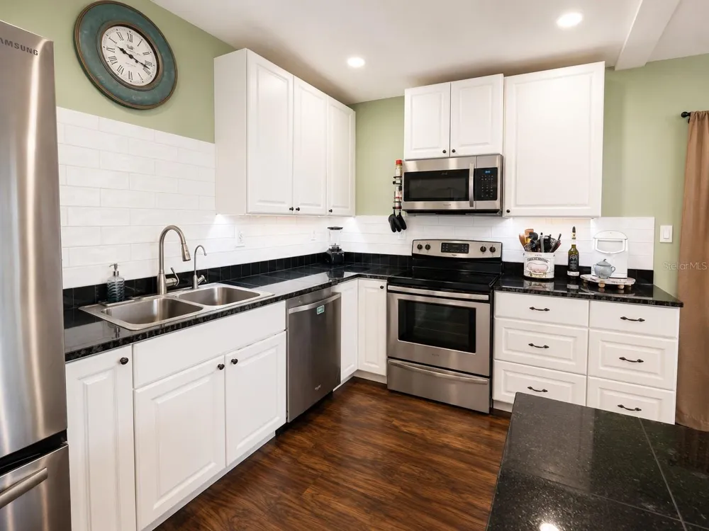 1004 DARTMOUTH DRIVE Bradenton, FL 34207