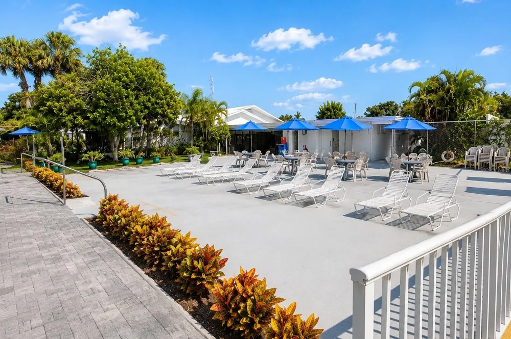 1004 DARTMOUTH DRIVE Bradenton, FL 34207