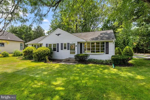 521 VILLAGE RD W