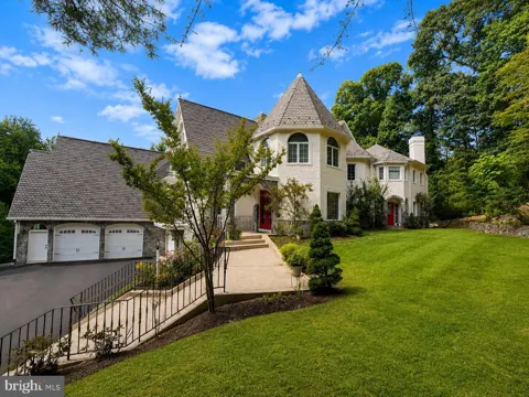 10900 WOODLEAF LANE