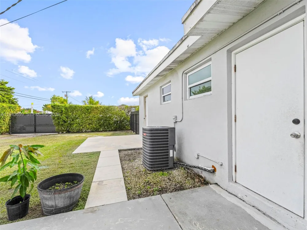 11401 SW 56th St Miami, FL 33165