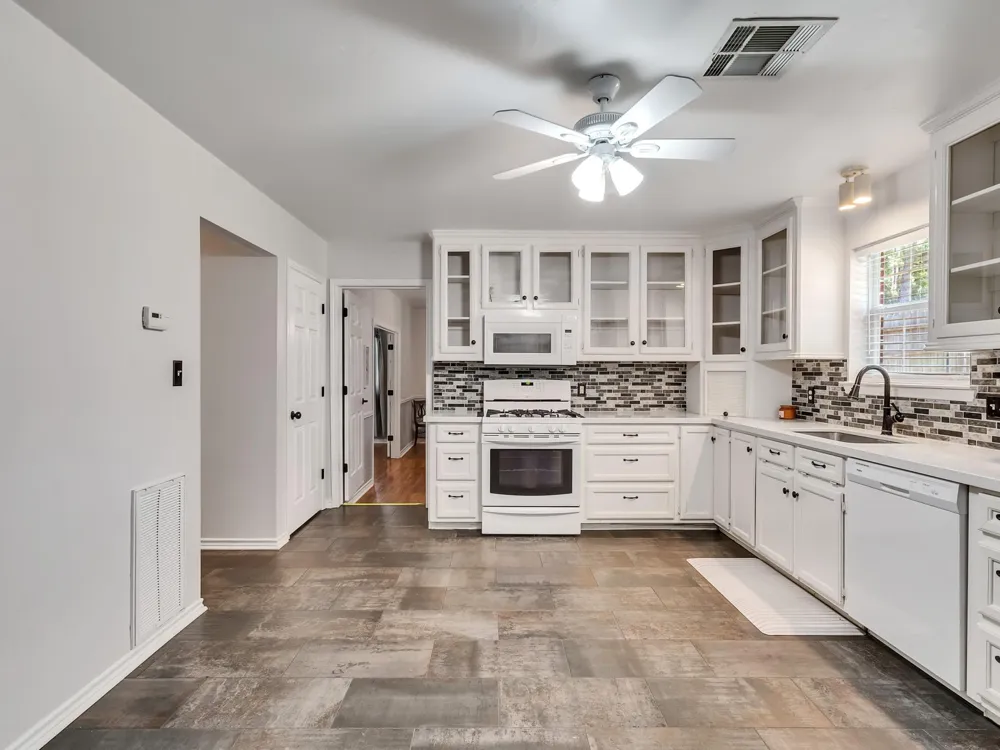 1928 Greentree Drive Huntsville, TX 77340