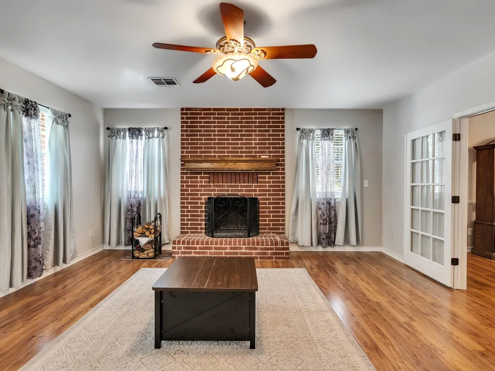 1928 Greentree Drive Huntsville, TX 77340
